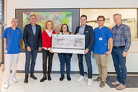 Das Bild zeigt die Übergabe des Spendenschecks an die onkologische Abteilung.