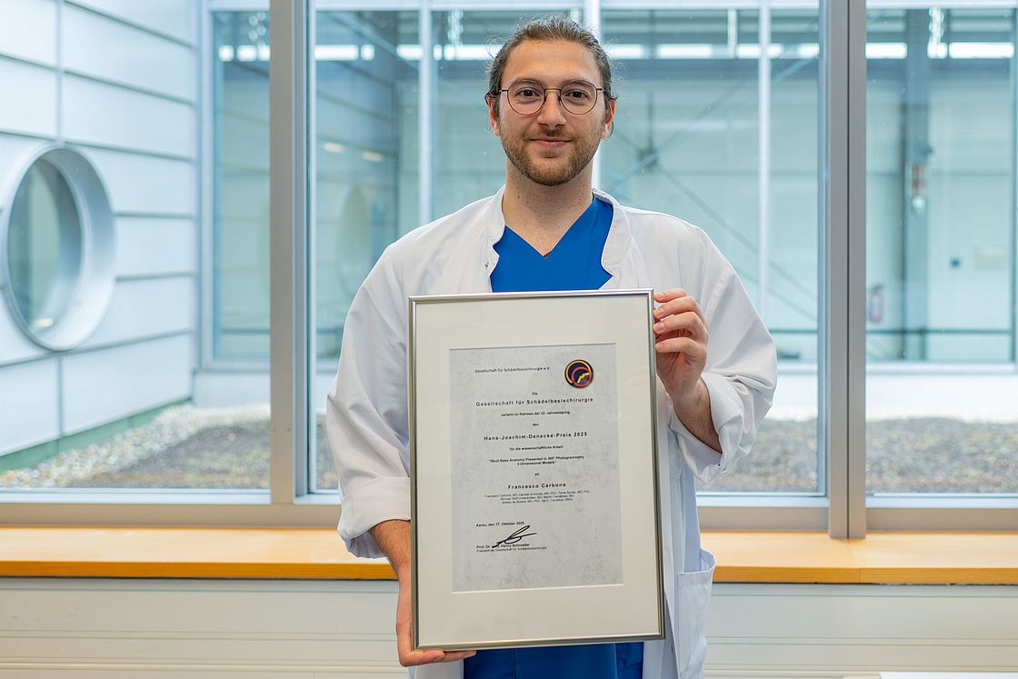 Dr. Francesco Carbone freut sich sehr über den Preis. Das Bild zeigt Dr. Francesco Carbone mit dem Preis.