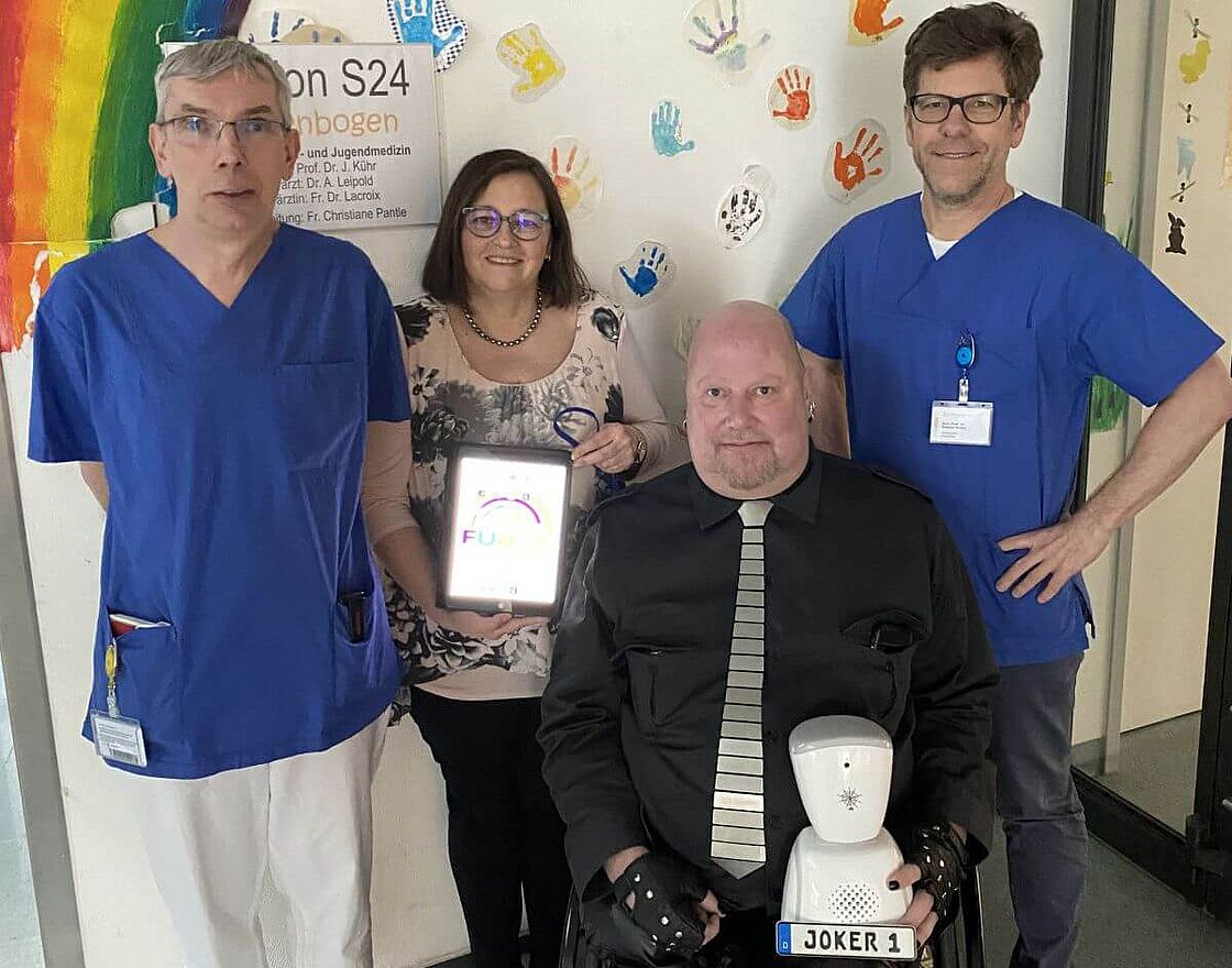 Das Bild zeigt mehrere Personen anlässlich der Spendenübergabe des Roboters "Joker 1" an die Kinderkrebsstation des Städtischen Klinikums Karlsruhe."