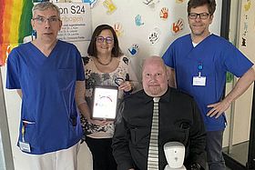 Das Bild zeigt mehrere Personen anlässlich der Spendenübergabe des Roboters "Joker 1" an die Kinderkrebsstation des Städtischen Klinikums Karlsruhe."