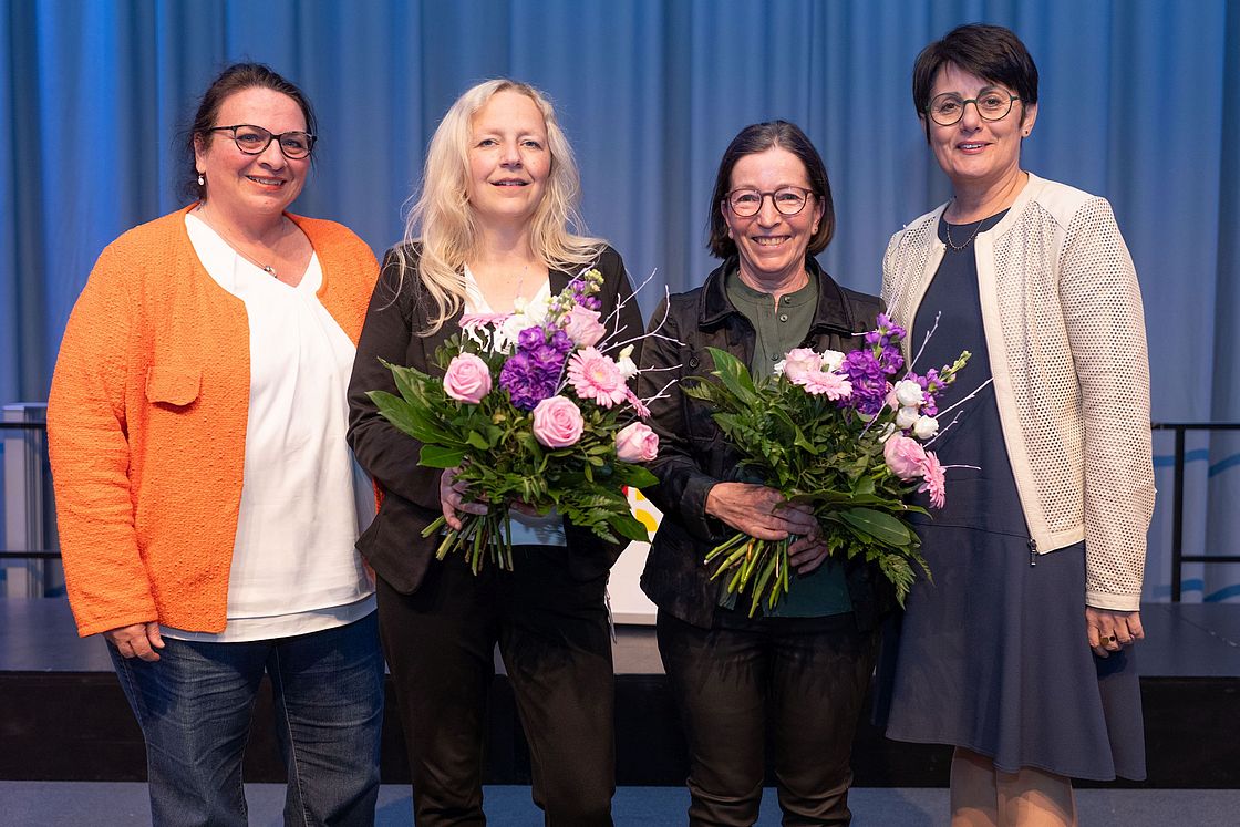 Das Bild zeigt Sandra Lehnert (Stellvertretende Pflegedirektorin), Anett Henck, Agnes Mussler und Elvira Schneider (v.l.n.r.)