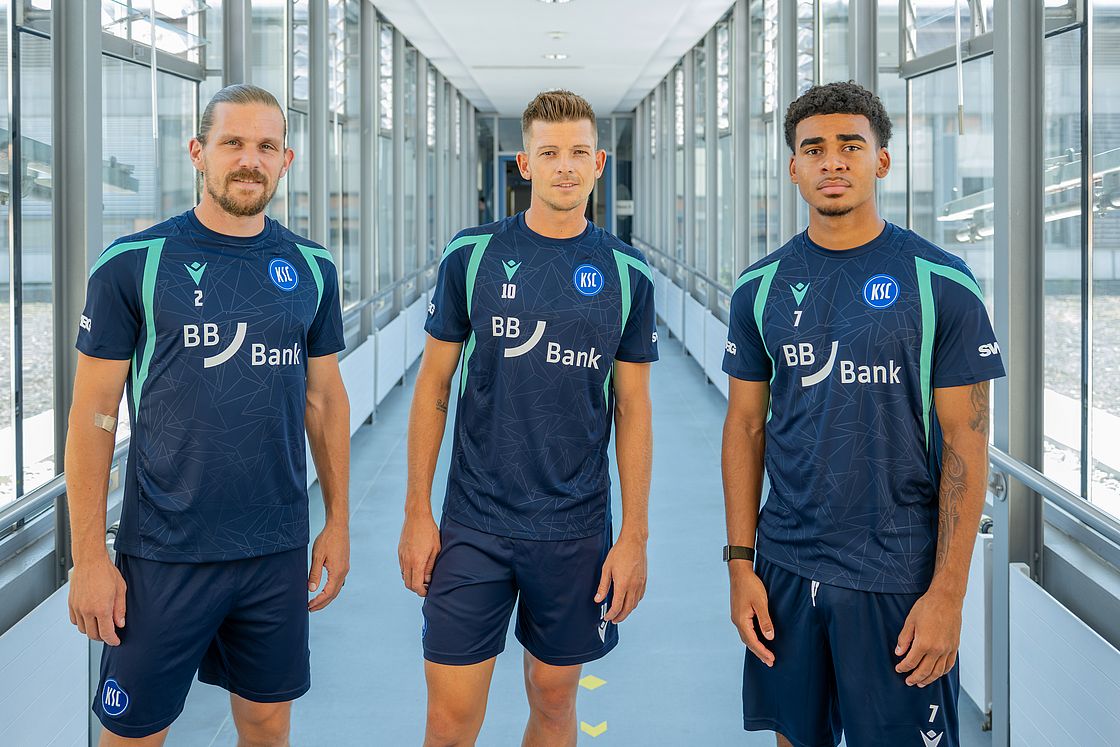 Das Bild zeigt Sebastian Jung, Marvin Wanitzek und Kevin Wiethaup (v.l.n.r.) im Klinikum Karlsruhe.