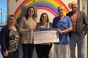 Das Gruppenbild zeigt Karin Schleser, Julia Seel (1. u. 2. v.l.) und Matthias Schultze (r.) von der TechniData IT-Gruppe, die den Spendenscheck an FUoKK-Vorsitzende Admira Knoll und Oberarzt Alfred Leipold übergeben.