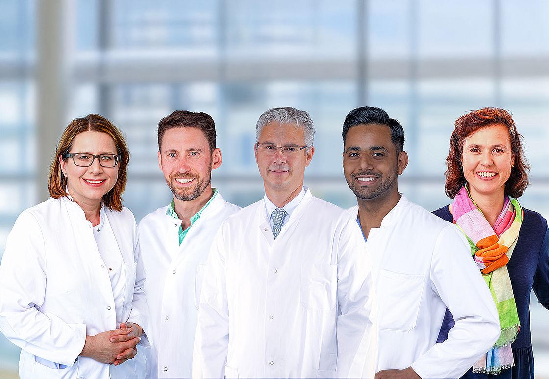 Dr. Katharina Ruppender, PD Dr. Jonas Neuser, Prof. Dr. Julian Widder, Dr. Owais Mohammad und Dr. Andrea Radzewitz (v.l.) sprechen zum Thema Koronare Herzkrankheit. Das Bild zeigt Dr. Katharina Ruppender, PD Dr. Jonas Neuser, Prof. Dr. Julian Widder, Dr. Owais Mohammad und Dr. Andrea Radzewitz (v.l.).