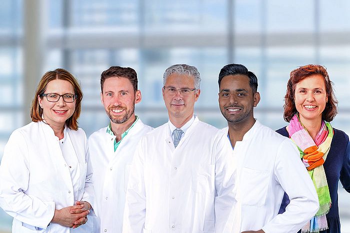 Das Bild zeigt Dr. Katharina Ruppender, PD Dr. Jonas Neuser, Prof. Dr. Julian Widder, Dr. Owais Mohammad und Dr. Andrea Radzewitz (v.l.).