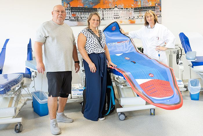 Das Bild zeigt Dr. Beate Barta, Fachärztin in der Abteilung für Transfusionsmedizin, Hämostaseologie und Zelltherapeutika, mit Gewinnerin Kristin Suchner und Klaus-Dieter Wolf, Vorstand von Blutspende e.V. (v.r.).