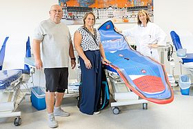Das Bild zeigt Dr. Beate Barta, Fachärztin in der Abteilung für Transfusionsmedizin, Hämostaseologie und Zelltherapeutika, mit Gewinnerin Kristin Suchner und Klaus-Dieter Wolf, Vorstand von Blutspende e.V. (v.r.).