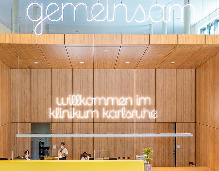 Das Bild zeigt Haus M Eingangsbereich Frontalaufnahme