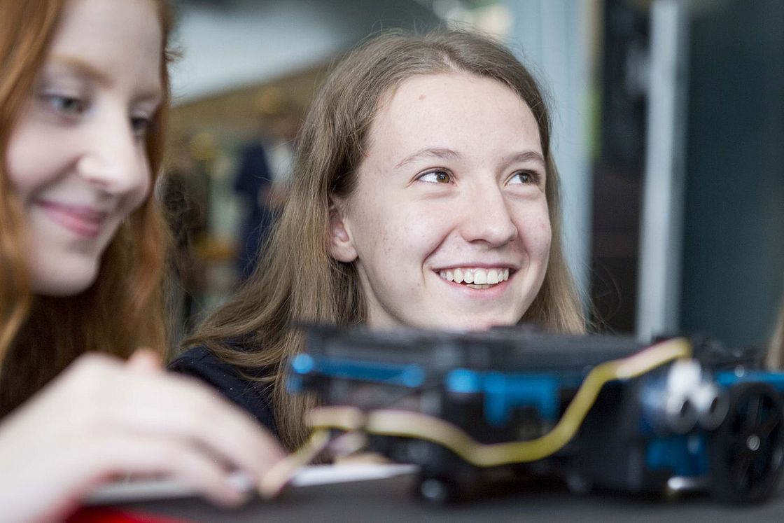 Das Bild zeigt Mädchen beim Girls Day in der Werkstatt