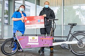 Fabian Adami überreicht den Spendenscheck an Kerstin Klein