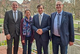 Markus Heming, Kaufmännischer Geschäftsführer am Klinikum Karlsruhe, Bettina Lisbach, Aufsichtsratsvorsitzende des Klinikums Karlsruhe und Bürgermeisterin der Stadt Karlsruhe, Professor Dr. Dr. Martin Holderried, neuer Medizinischer Geschäftsführer am Klinikum Karlsruhe, Professor Dr. Thomas Rüdiger, Ärztlicher Direktor am Klinikum Karlsruhe (v.l.n.r.)