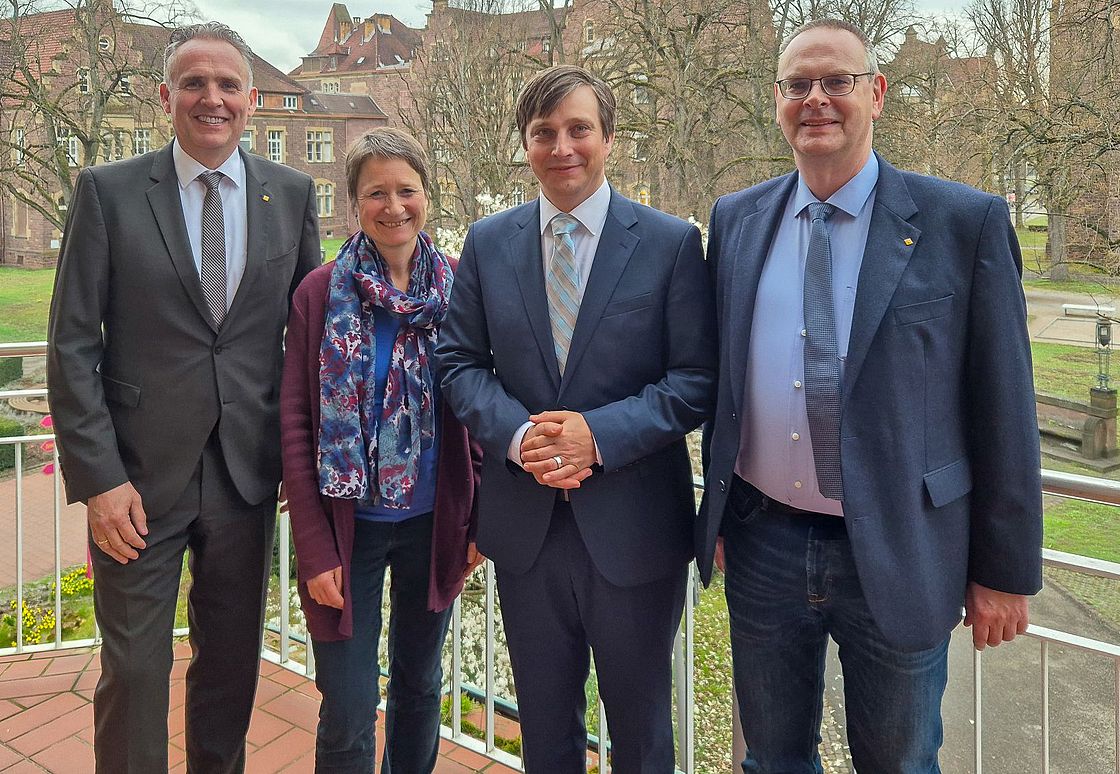 Markus Heming, Kaufmännischer Geschäftsführer am Klinikum Karlsruhe, Bettina Lisbach, Aufsichtsratsvorsitzende des Klinikums Karlsruhe und Bürgermeisterin der Stadt Karlsruhe, Professor Dr. Dr. Martin Holderried, neuer Medizinischer Geschäftsführer am Klinikum Karlsruhe, Professor Dr. Thomas Rüdiger, Ärztlicher Direktor am Klinikum Karlsruhe (v.l.n.r.)