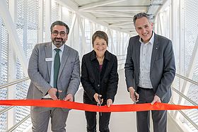 Emre Nazli, Bettina Lisbach und Markus Heming (v.l.) durchschneiden das symbolische rote Band.