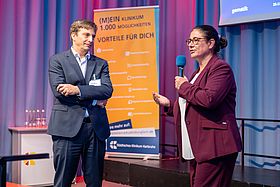 Das Bild zeigt Laila Wahle und Prof. Dr. Dr. Martin Holderried im Gespräch. 