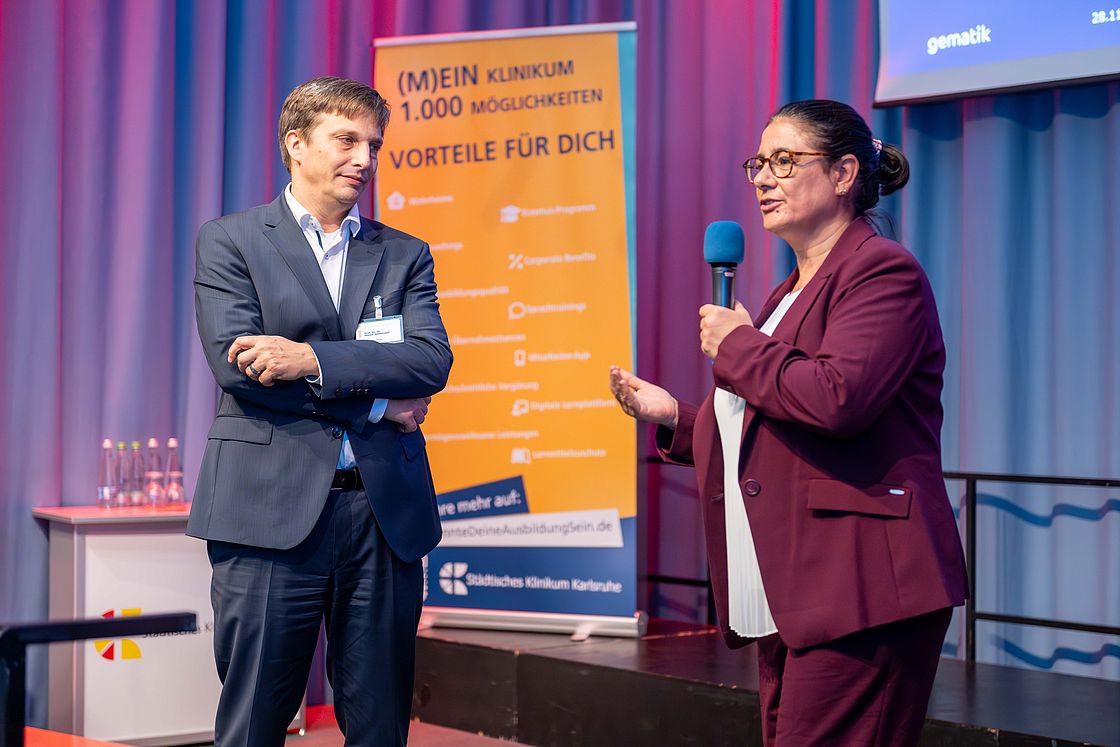 Das Bild zeigt Laila Wahle und Prof. Dr. Dr. Martin Holderried im Gespräch.