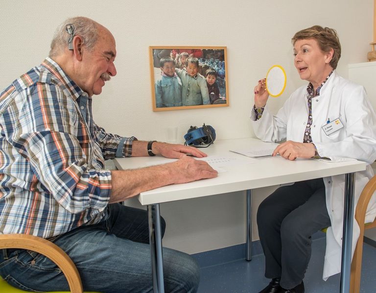 Das Bild zeigt eine Besprechung bezüglich eines Cochleaimplantats