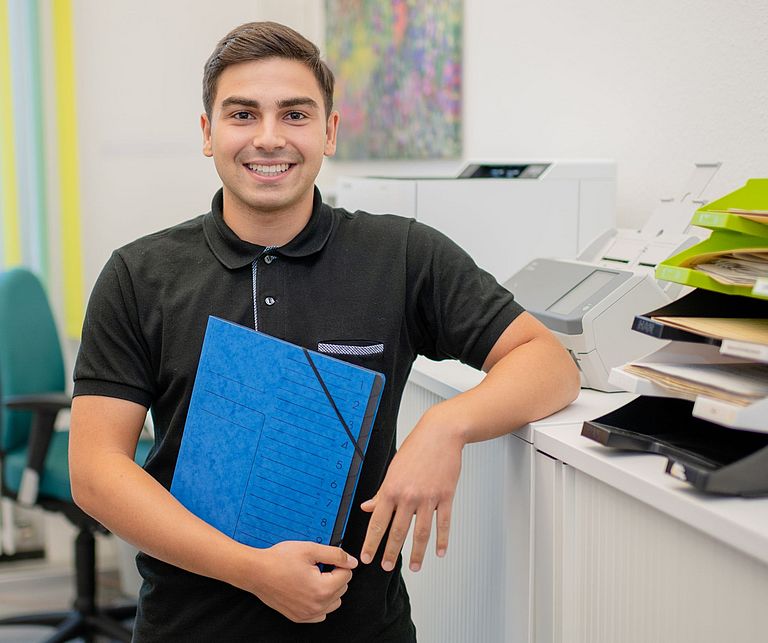 Das Bild zeigt eine Trainee bei ihrem Einsatz im Verwaltungsbereich.