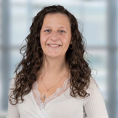 Das Bild zeigt ein Porträt von Sarah Dennig 