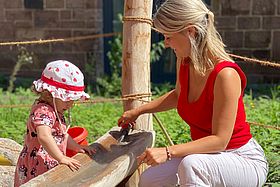 Das Bildzeigt ein Kind und eine Erzieherin in der Kita Klinikzwerge