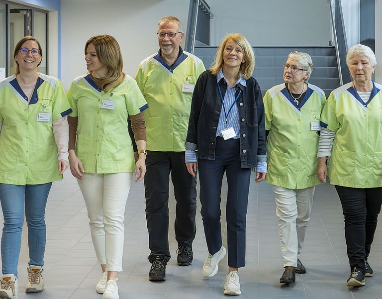 Das Bild zeigt Grüne Damen und Herren in Haus M