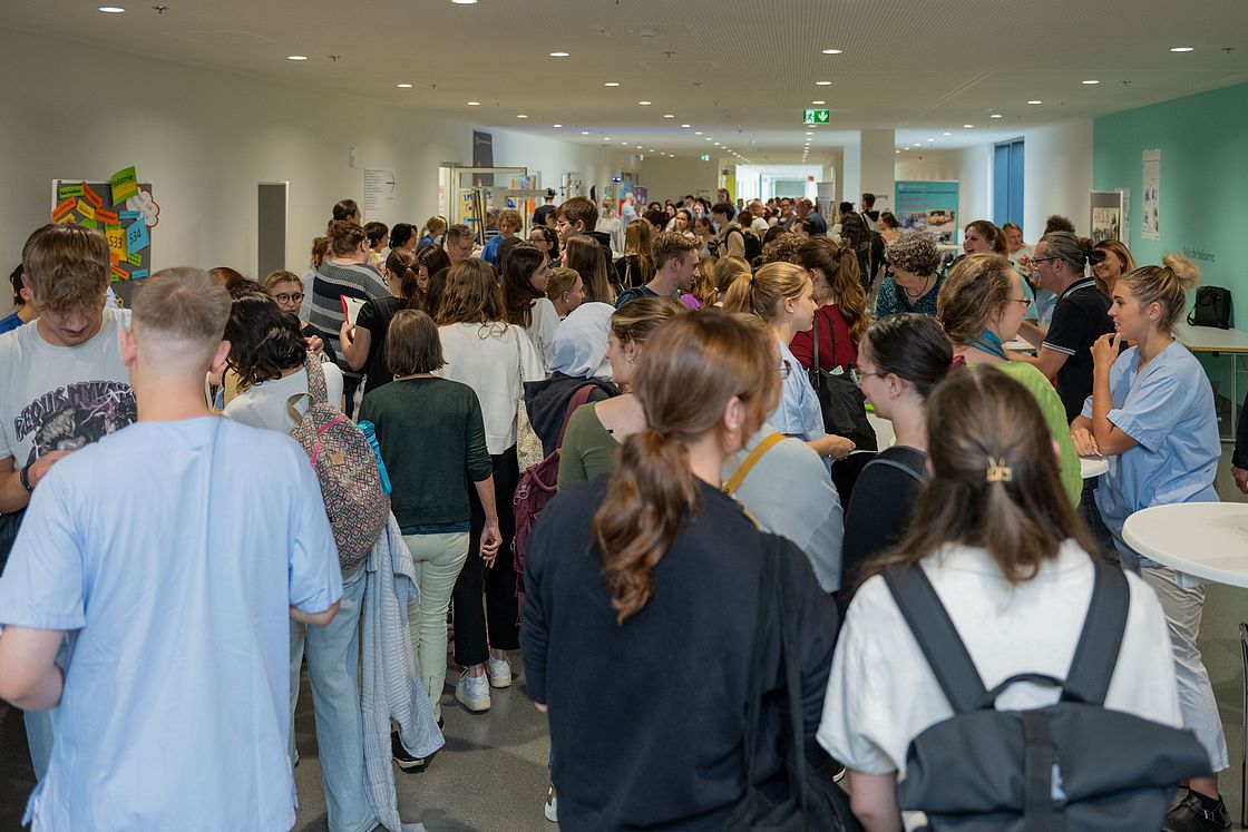 Das Bild zeigt eine Mengenmenge beim Hochschultag 2024.