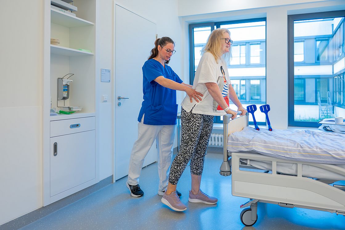 Das Bild zeigt die erste Physiotherapie nach der OP.