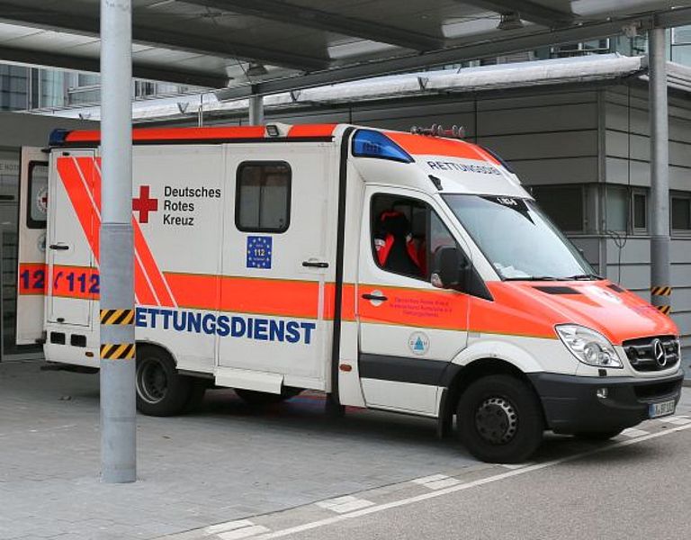 Das Bild zeigt einen Rettungswagen vor der Zentralen Notaufnahme