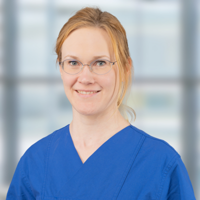 Das Bild enthält ein Portraitfoto von Dr. med. Silvia Welcker.