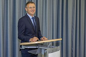 Das Bild zeigt Prof. Dr. Heiko Graf bei der offiziellen Begrüßung