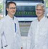 Das Bild zeigt Prof. Dr. Armin Luik (li.) und Prof. Dr. Julian Widder im Herzkatheterlabor