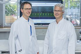 Das Bild zeigt Prof. Dr. Armin Luik (li.) und Prof. Dr. Julian Widder im Herzkatheterlabor