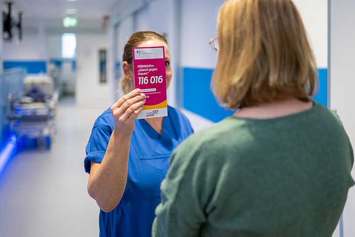 Die Mitarbeiterinnen und Mitarbeiter der Notaufnahme im Klinikum Karlsruhe bieten Betroffenen von häuslicher Gewalt Hilfe an.