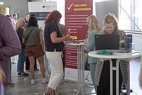 Das Bild zeigt die Stände vershiedener Hochschulen.