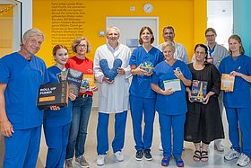 Der Verein blut.eV hat der Station für Stammzelltransplantation und zelluläre Therapie eine großzügige Spende überreicht. Diese soll den Patientinnen und Patienten zugutekommen, die oft mehrere Wochen in den Isolierzimmern der Station verbringen müssen.