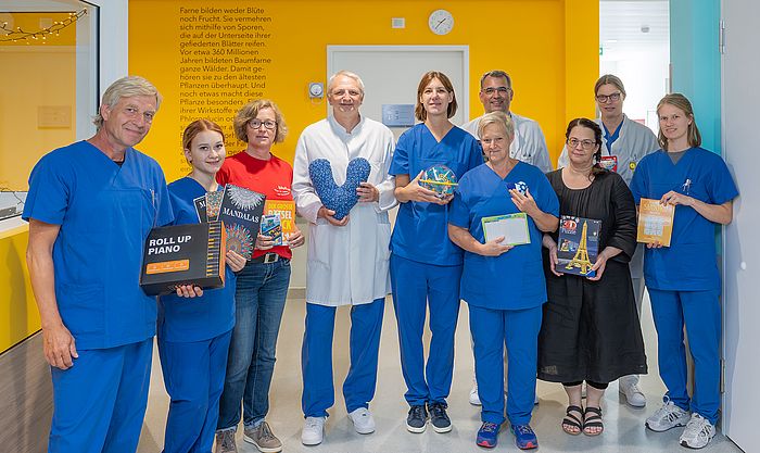 Der Verein blut.eV hat der Station für Stammzelltransplantation und zelluläre Therapie eine großzügige Spende überreicht. Diese soll den Patientinnen und Patienten zugutekommen, die oft mehrere Wochen in den Isolierzimmern der Station verbringen müssen.