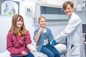 Emma (li.) und Clara haben PD Dr. Verena Ellerkamp in der Klinik für Kinderchirurgie und Kinderurologie besucht.
