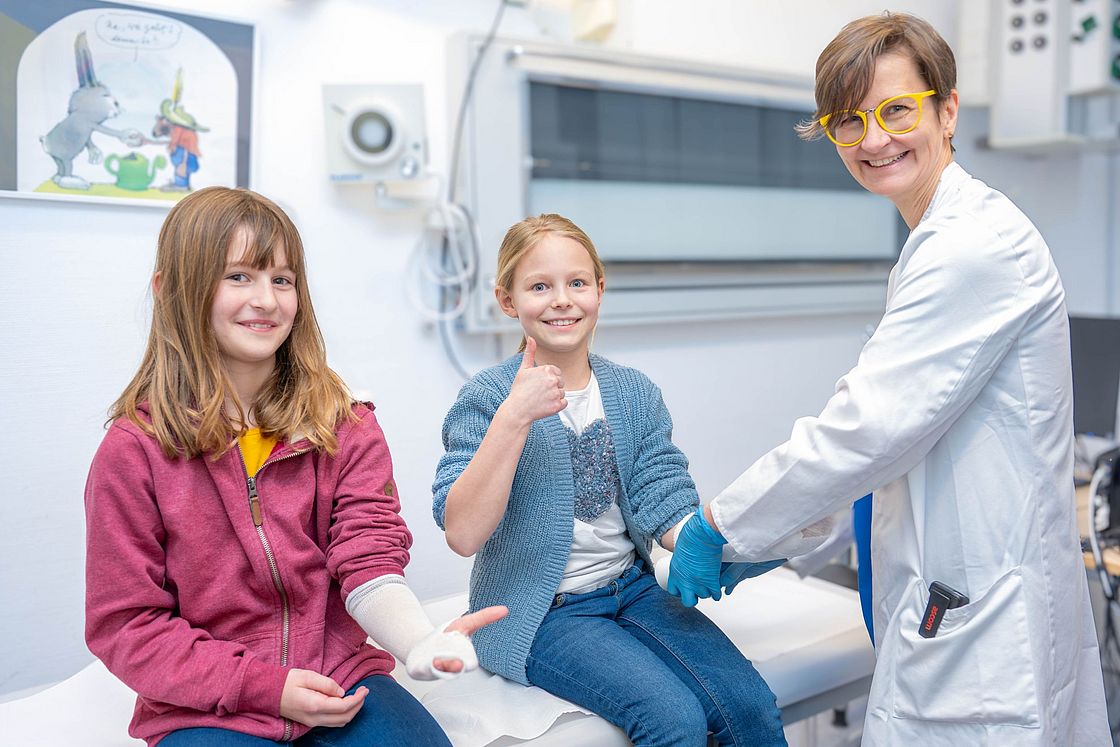 Emma (li.) und Clara haben PD Dr. Verena Ellerkamp in der Klinik für Kinderchirurgie und Kinderurologie besucht.