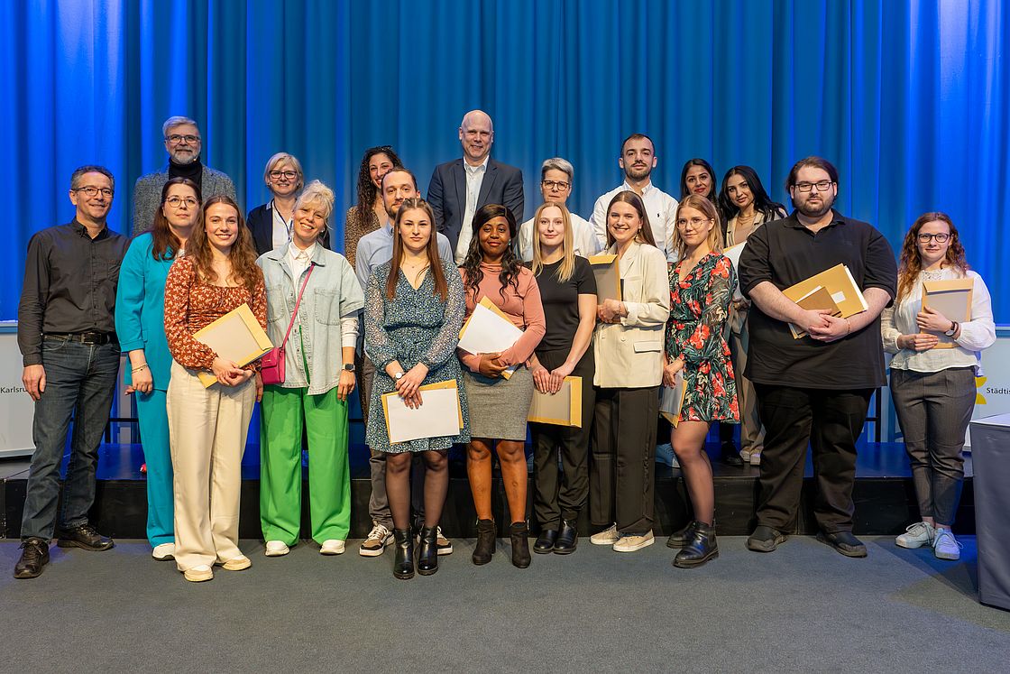 Das Bild zeigt ein Gruppenfoto der Absolventinnen und Absolventen der MTR-Ausbildung gemeinsam mit dem Lehrpersonal der MTR-Schule.