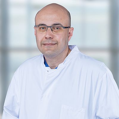 Das Bild zeigt ein Porträt von Fathi Yahya