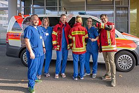 Das Bild zeigt die neuen Notfalljacken des Kinderintensivteams
