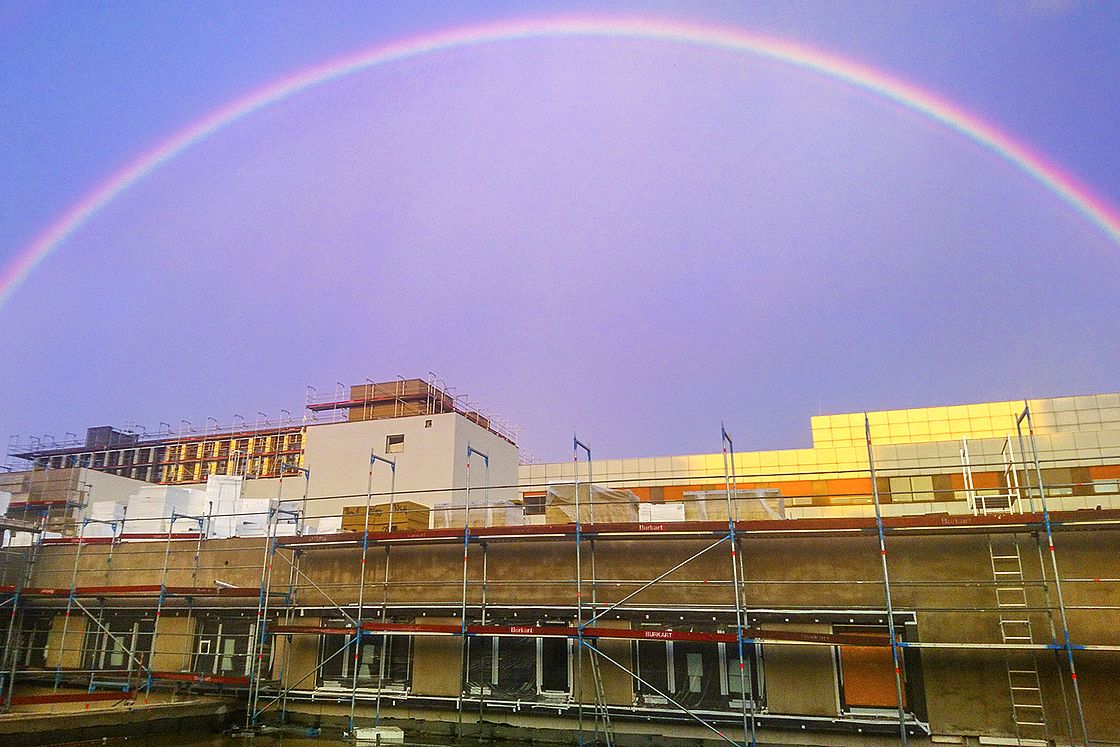 Regenbogen über dem Neubau Haus M