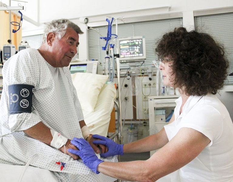 Das Bild zeigt eine Schlaganfallbehandlung und Stroke-Unit-Konzept