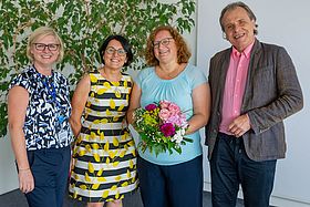 Das Bild zeigt von links Carmen Happe (Leiterin des BildungsCampus), Elvira Schneider (Pflegedirektorin), Dr. Sonja Grunow (Leiterin ATA-Schule), Professor Dr. Michael Geißler (Medizinischer Geschäftsführer).