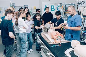 Das Bild zeigt, wie ein Schülerdie Beatmung an einer Puppe übt.