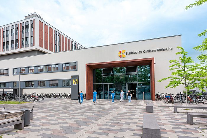 Das Bild zeigt den Zentraleingang von Haus M.