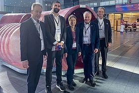 Das Bild zeigt die Referenten des 5. Karlsruher Präventionstags in der Messe Karlsruhe: Prof. Dr. Knut Kröger, Prof. Dr. Lion Shahab, Bürgermeisterin Bettina Lisbach, Prof. Dr. Martin Storck, Prof. Dr. Sebastian Debus (v. l. n. r.)