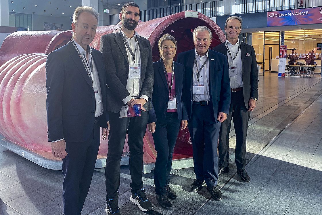 Das Bild zeigt die Referenten des 5. Karlsruher Präventionstags in der Messe Karlsruhe: Prof. Dr. Knut Kröger, Prof. Dr. Lion Shahab, Bürgermeisterin Bettina Lisbach, Prof. Dr. Martin Storck, Prof. Dr. Sebastian Debus (v. l. n. r.)
