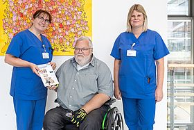 Das Bild zeigt Norbert Schindel, der sich bei Kerstin Klein (li) und Kerstin Thees über die Verwendung der Spende informiert.