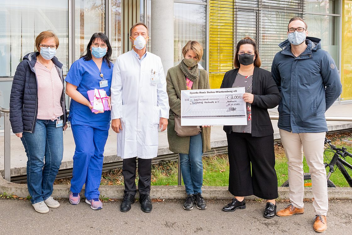 Spendenübergabe vor der Kinderklinik