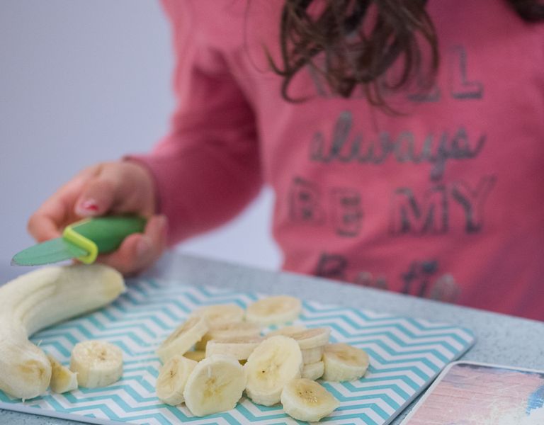 Das Bild zeigt ein Kind bei der Ernährungstherapie